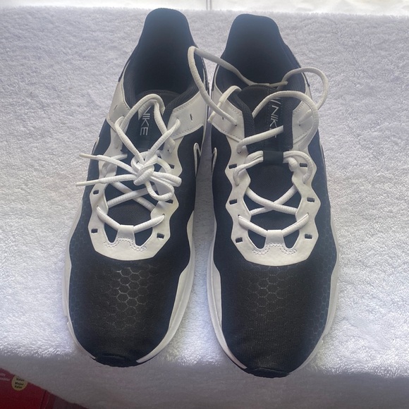 Nike Legend Essential 2 Sneakers Shoes New (no lid on box) Size 11.5 - Picture 1 of 8